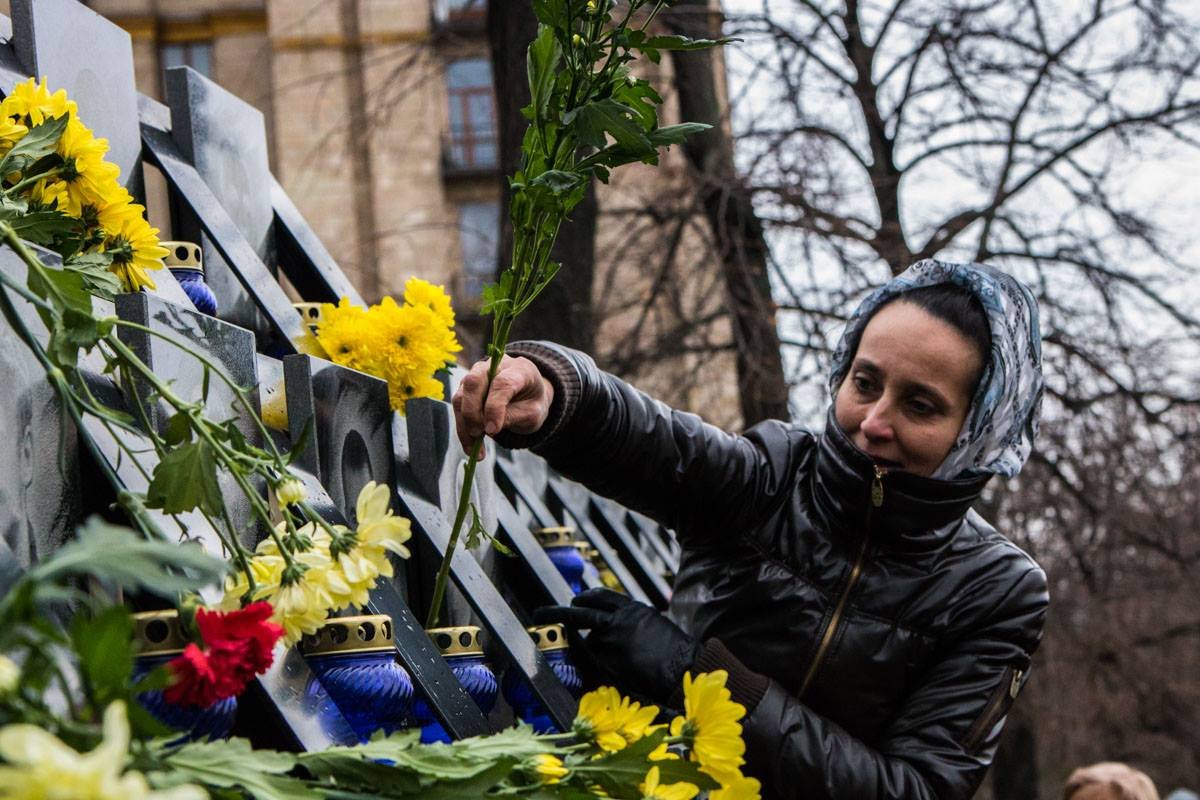 Украинцы принесли много цветов