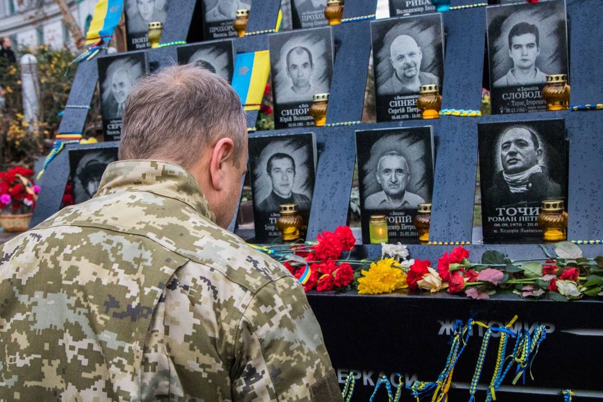 Некоторые склоняли колени перед героями 