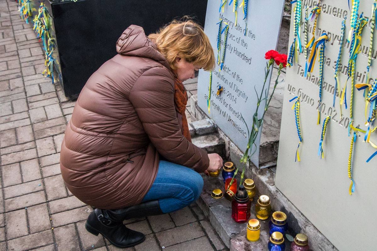 Люди зажигали лампадки