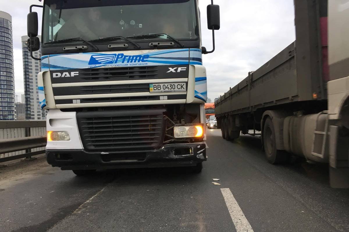 У DAF повреждена левая часть бампера