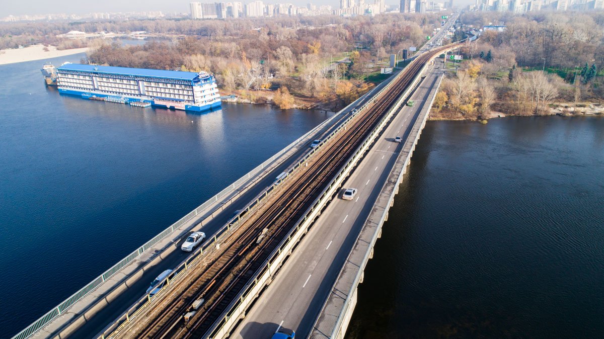 На верхним ярусе (посередине) ездят поезда метрополитена