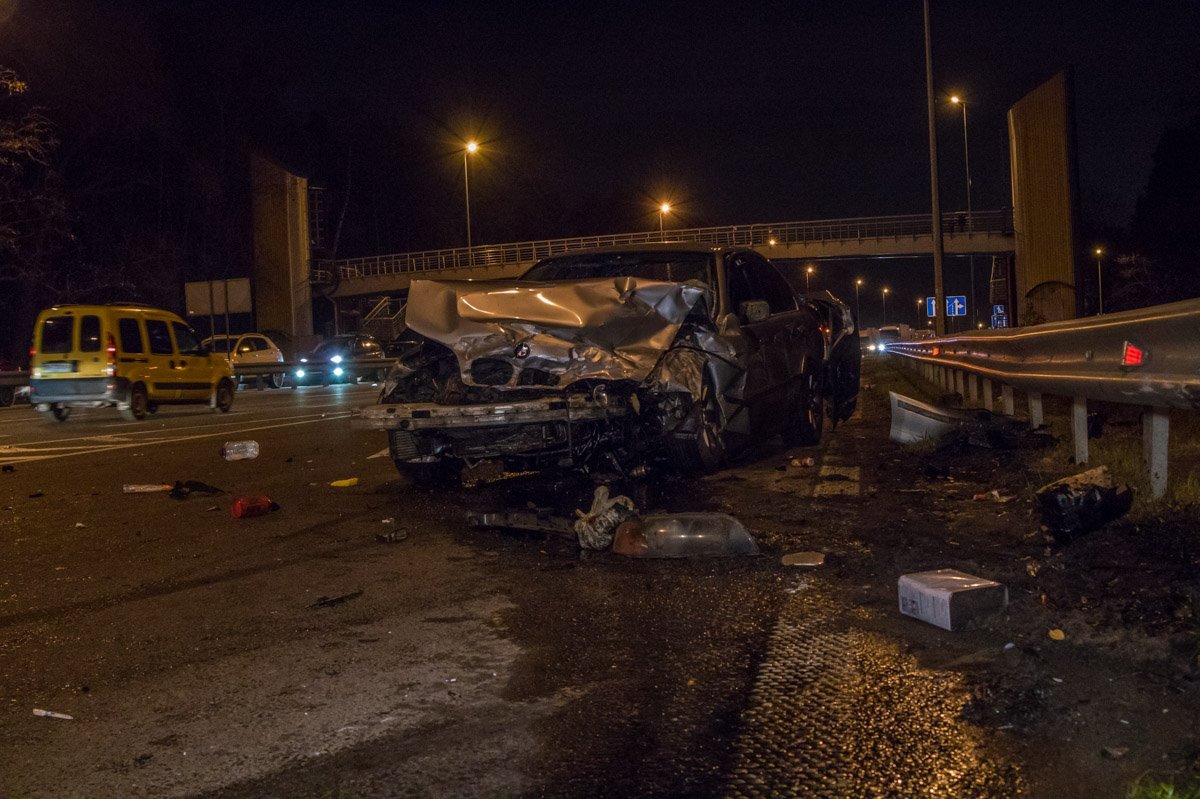 BMW от удара выбросило в правую сторону