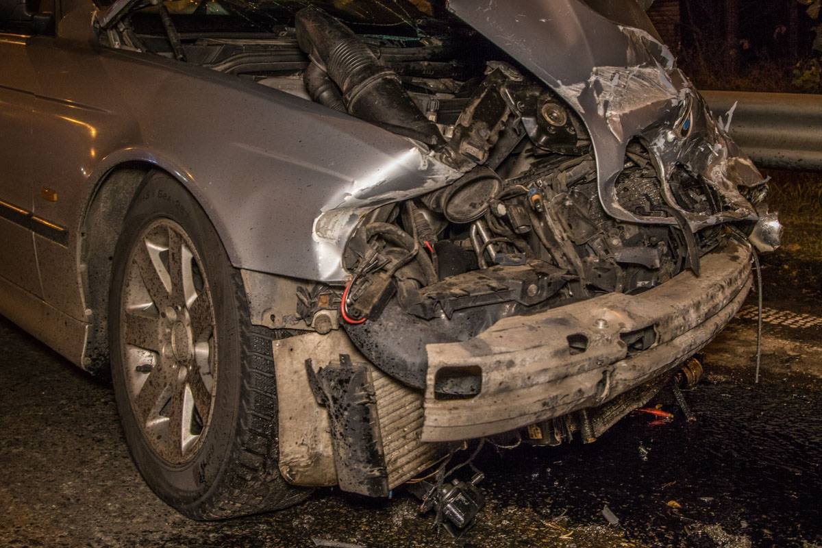 BMW после удара отбросило в МАЗ 