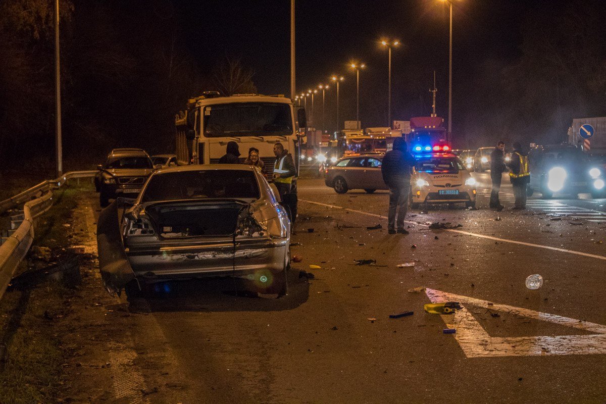 Дорога усыпана осколками и запчастями автомобилей