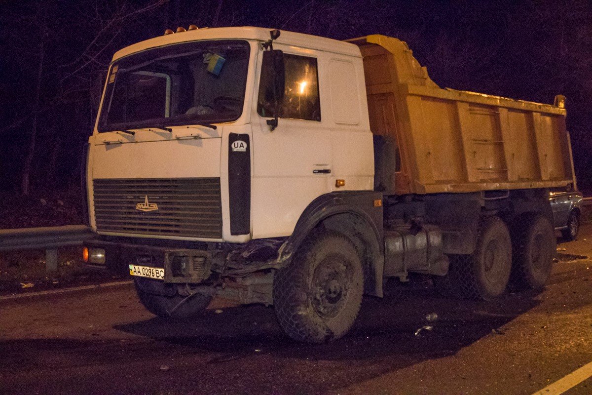 Грузовик - третий участник ДТП