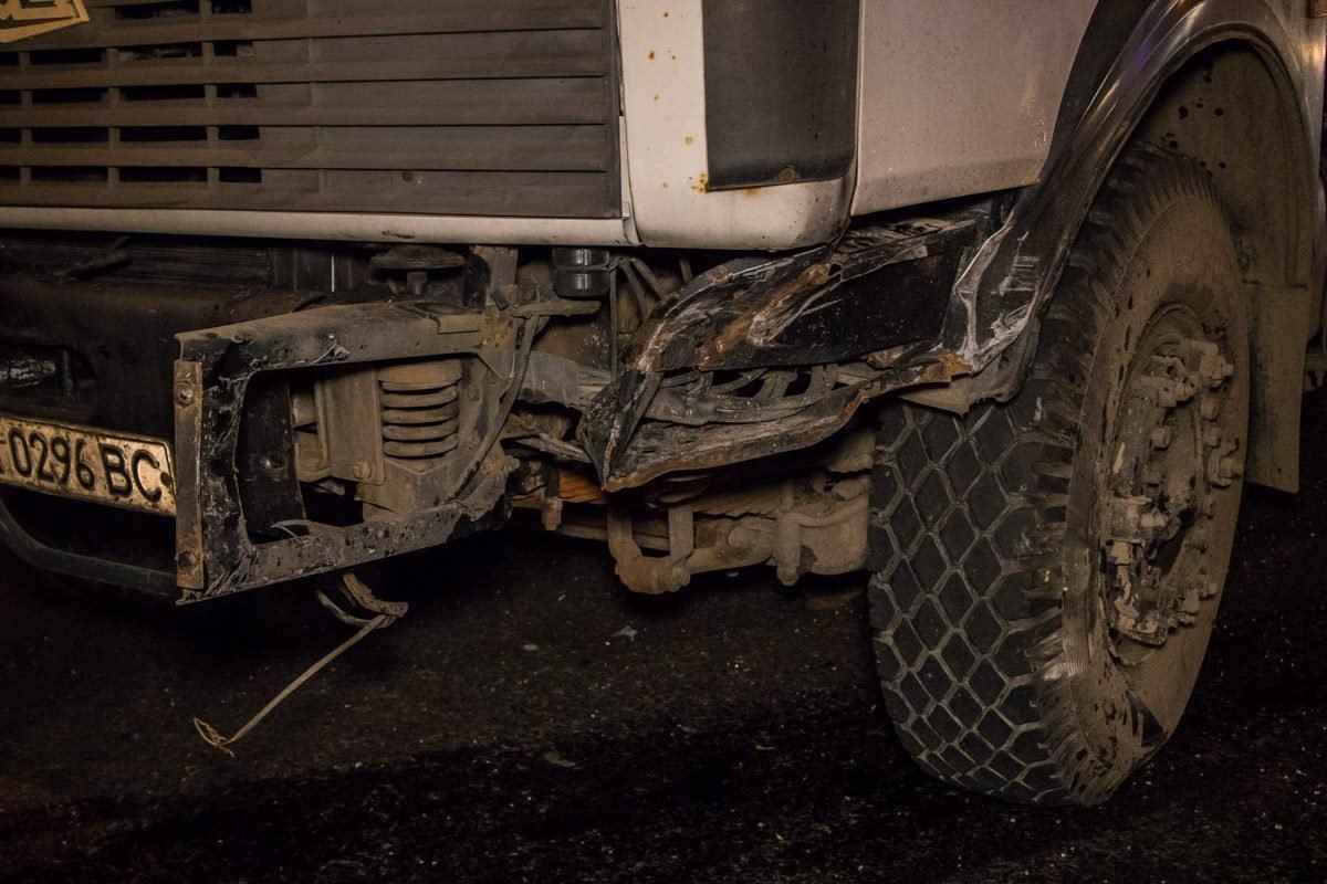 Грузовик поврежден с левой стороны