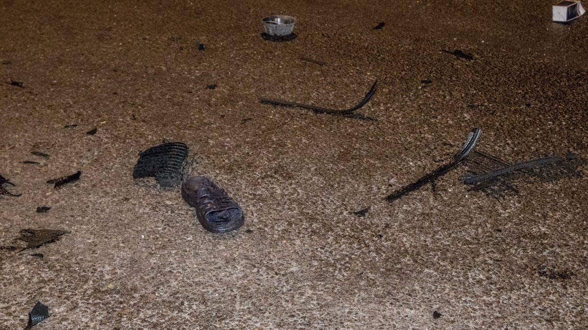 На дороге валяются запчасти авто и личные вещи