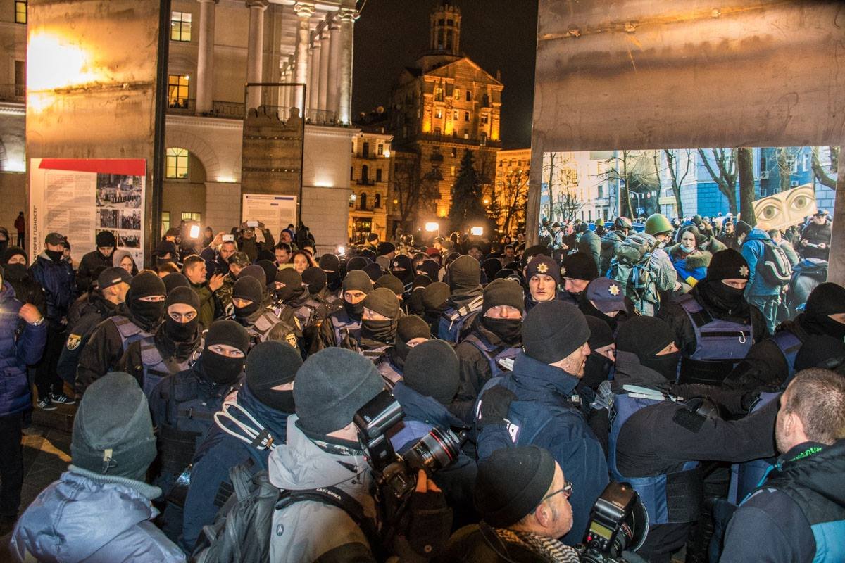 Полиция пытается не допустить появления палаток Полиция пытается не допустить появления палаток
