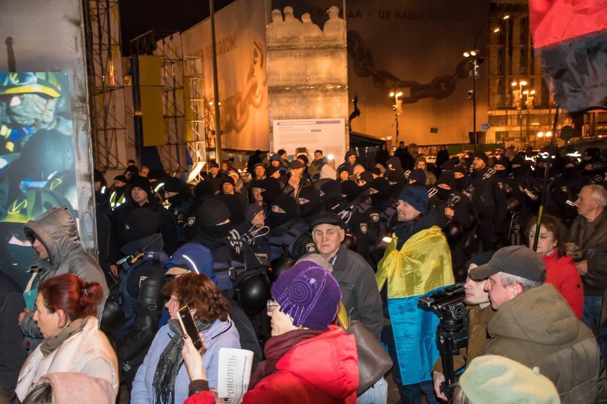 Митингующие грозятся остаться на ночь Митингующие грозятся остаться на ночь
