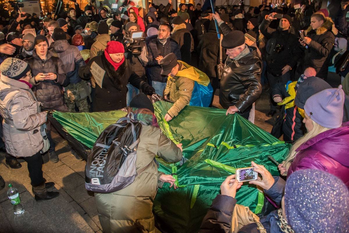 Попытки их установить предпринимаются в течение вечера Попытки их установить предпринимаются в течение вечера