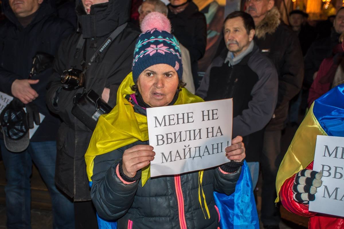 Митингующие взяли с собой листовки Митингующие взяли с собой листовки
