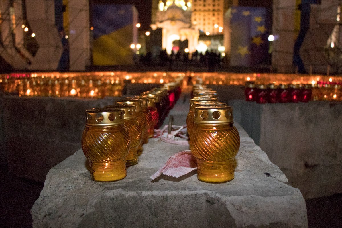 На Майдане зажигали свечи На Майдане зажигали свечи