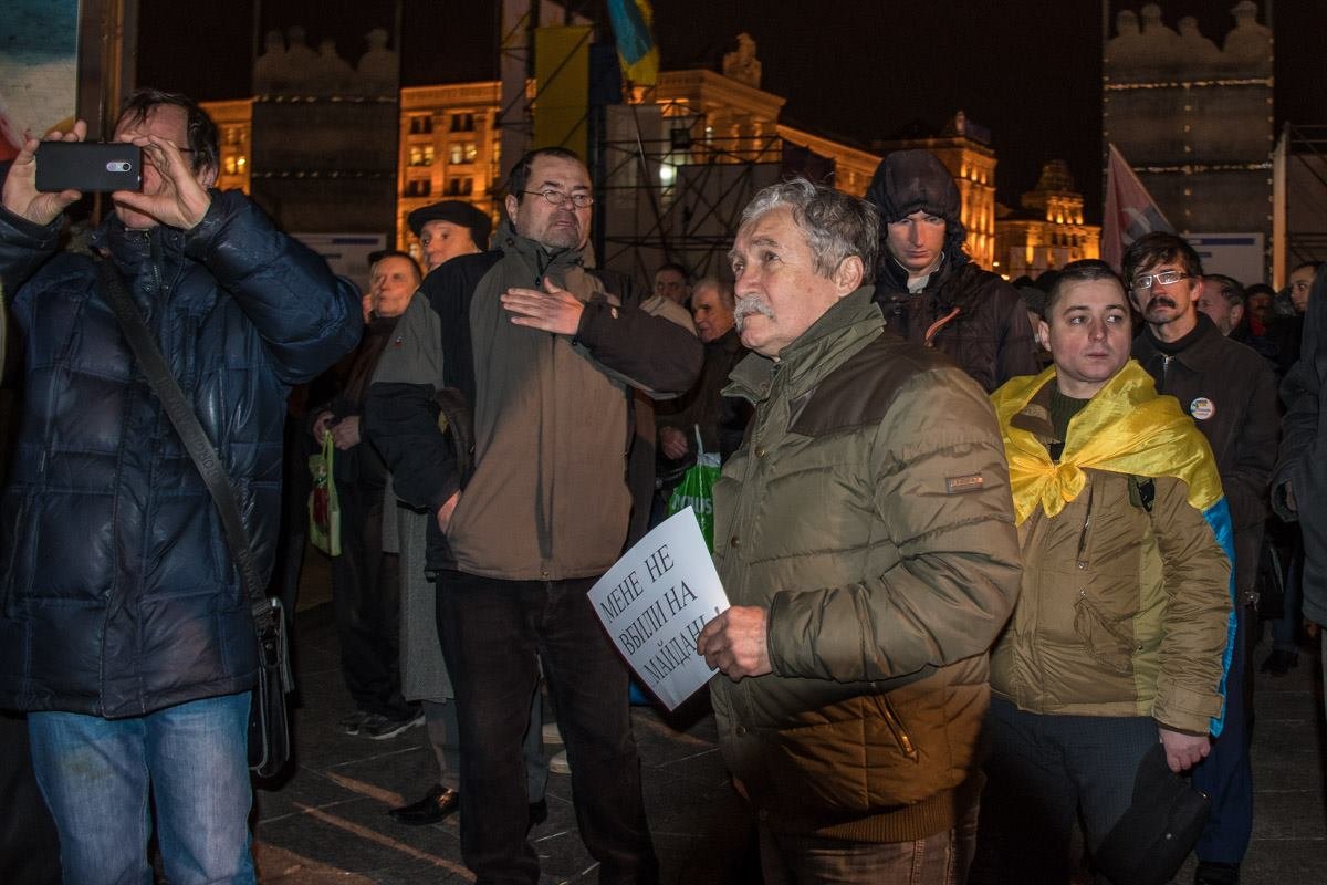 Митингующие все фиксируют на смартфоны Митингующие все фиксируют на смартфоны