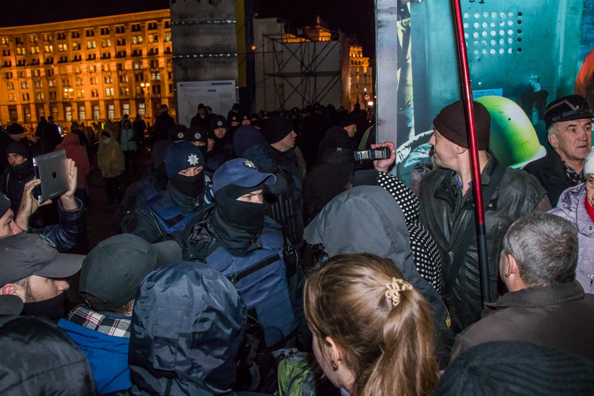 Полиции пришлось убирать палатки