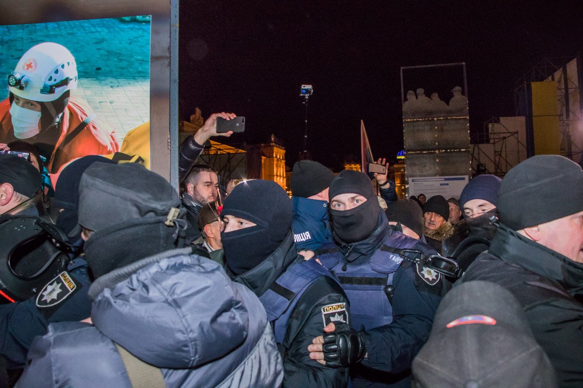 Все происходящее снималось на смартфоны