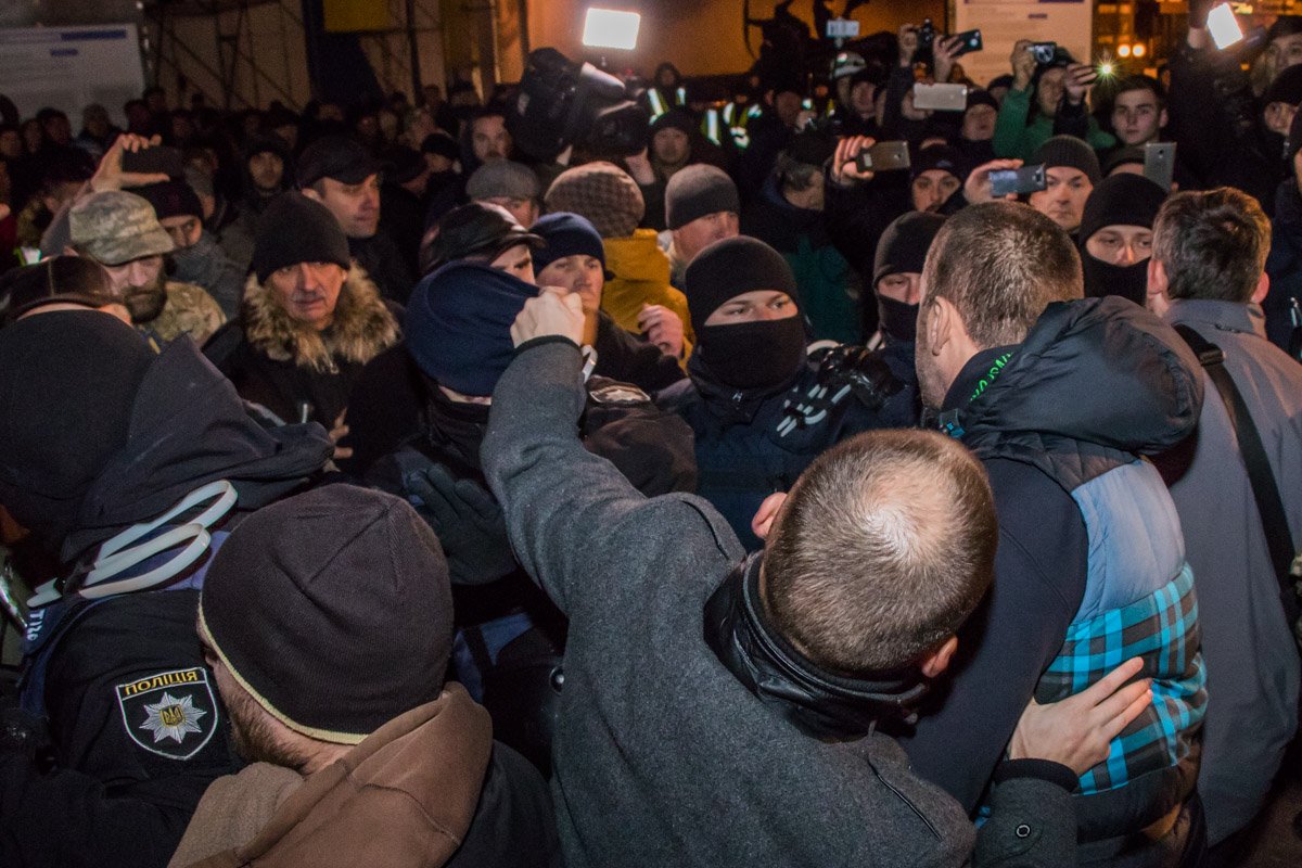 Кто-то даже пытался стащить с полицейского шапку