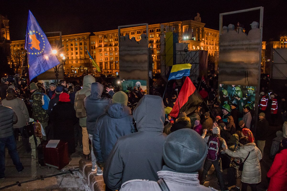 Тем временем, у стелы собрались те, кто пришел почить память погибших на Майдане в 2013 - 2014 годах