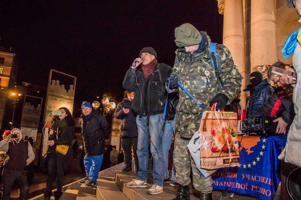 Некоторые вещали в микрофон