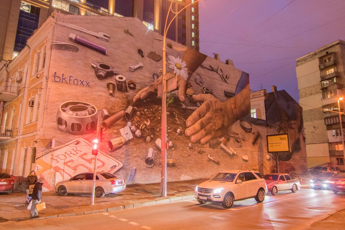 Над муралом работала художница из Нью-Йорка под псевдонимом BKFoxx