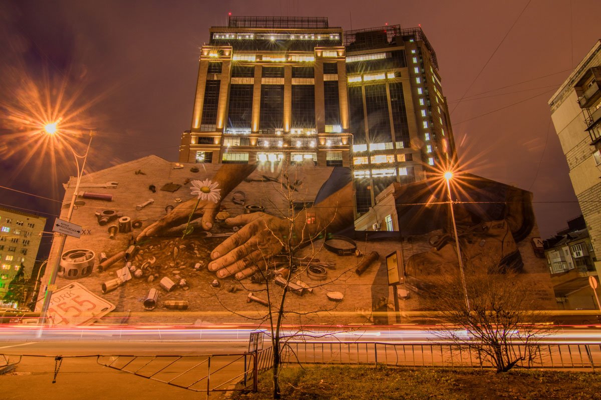 Это первый и пока единственный в мире мурал, который разрешили нарисовать на здании полиции
