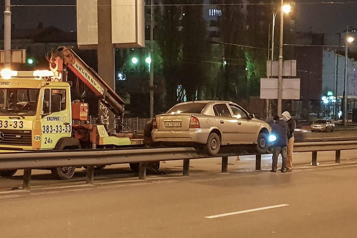 Авария произошла в Голосеевском районе Авария произошла в Голосеевском районе