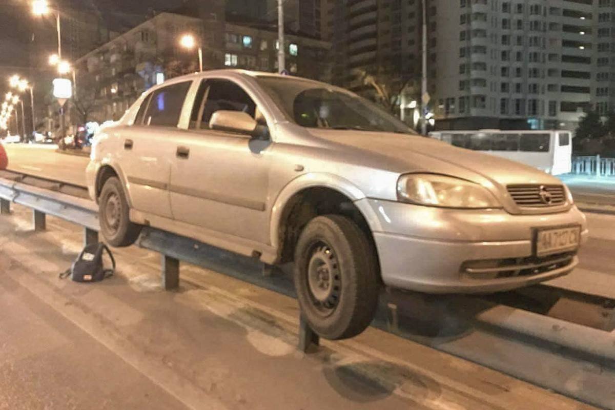 Opel повис на отбойнике Opel повис на отбойнике