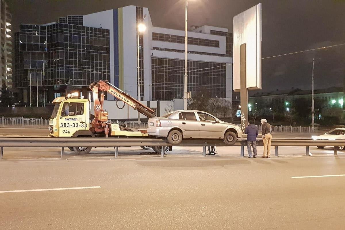 Машину эвакуируют с помощью манипулятора Машину эвакуируют с помощью манипулятора