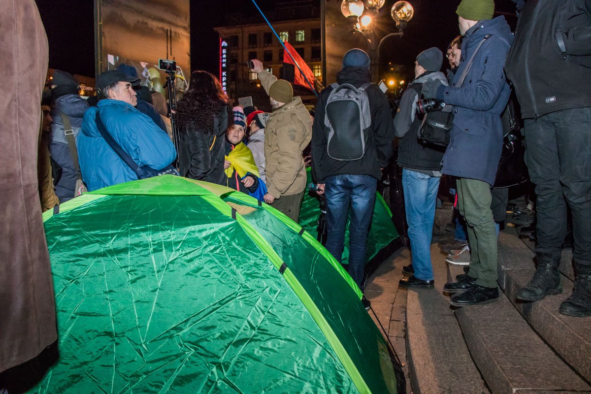 Людям удалось поставить две палатки, несмотря на запрет полиции Людям удалось поставить две палатки, несмотря на запрет полиции