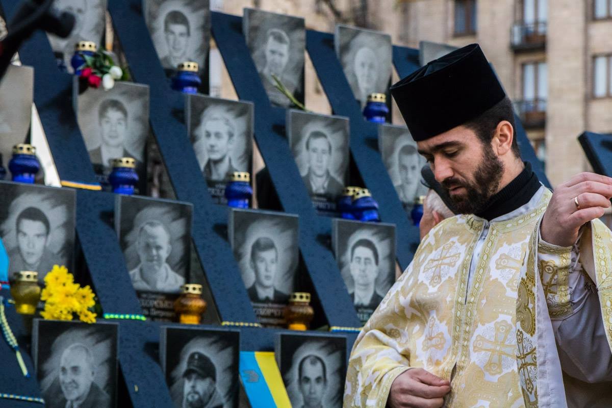 Священники помолились за погибших героев Священники помолились за погибших героев