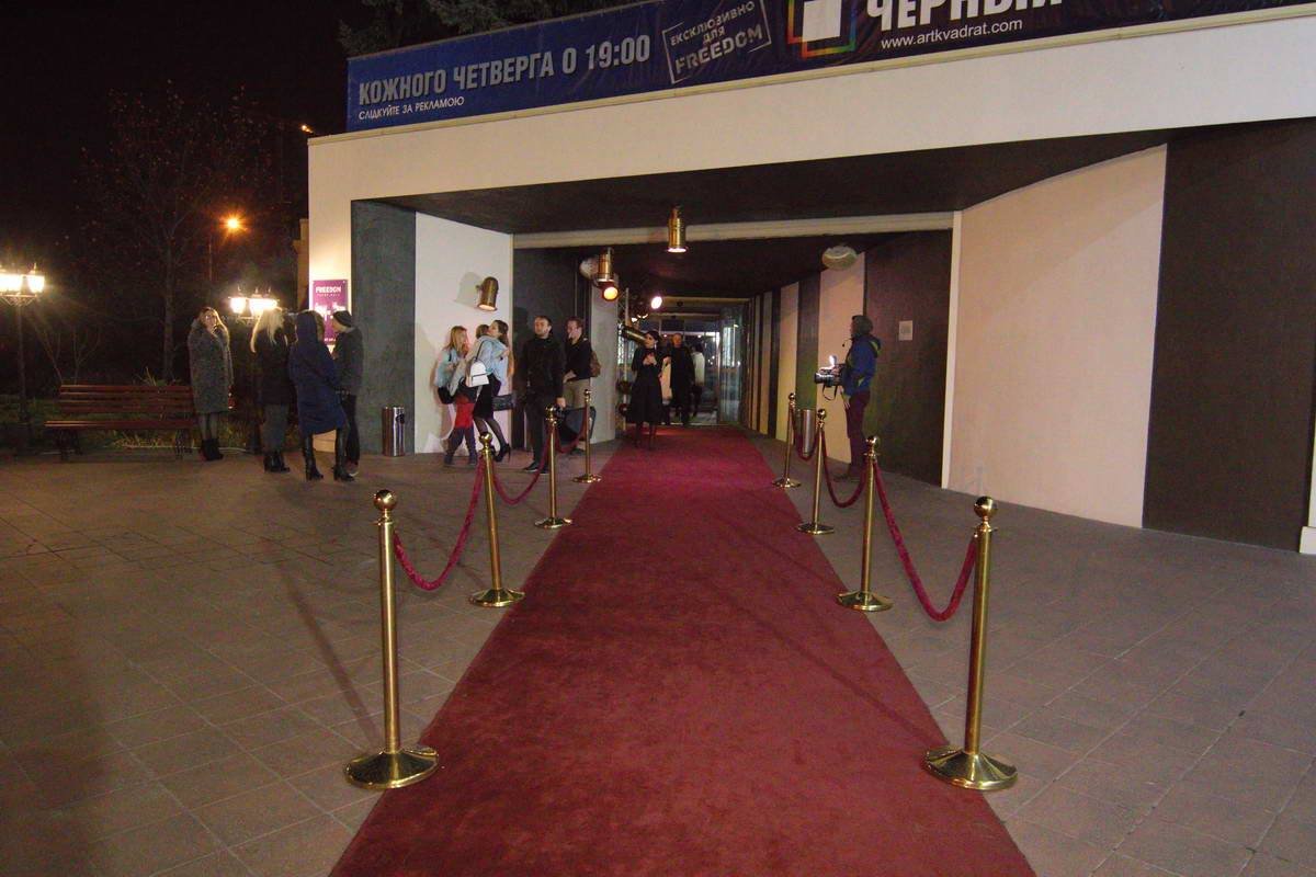 У входа в холл гостей встречала красная дорожка