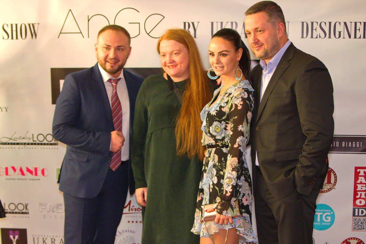 Перед показом многие успели пообщаться в холле