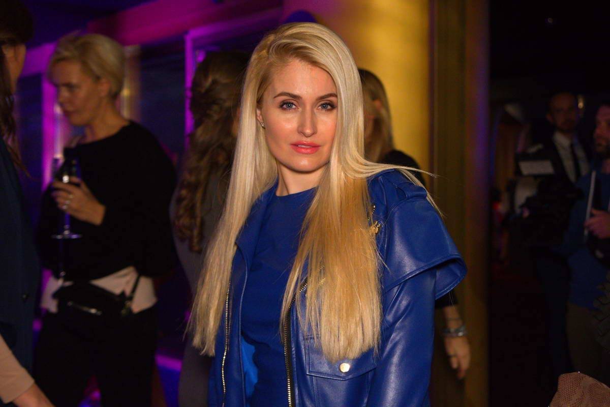 Гости позировали перед фотографами...