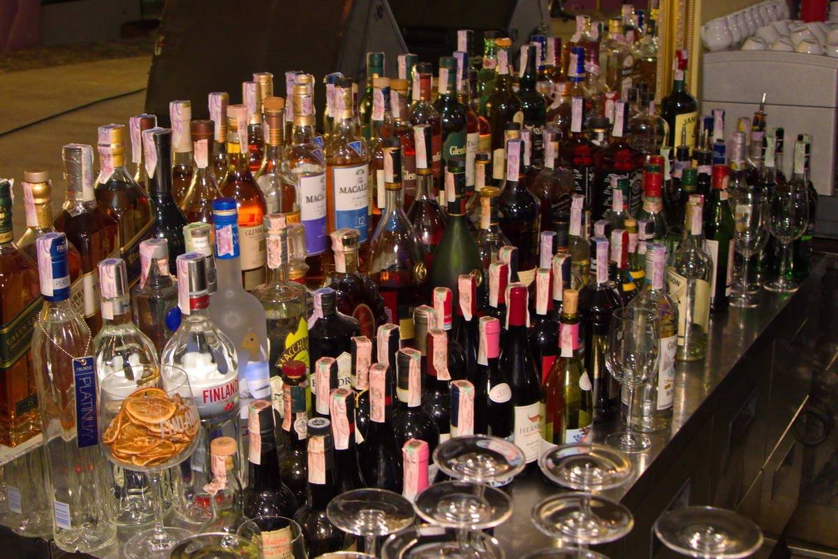 Гостей в холле ждал немалый выбор алкоголя