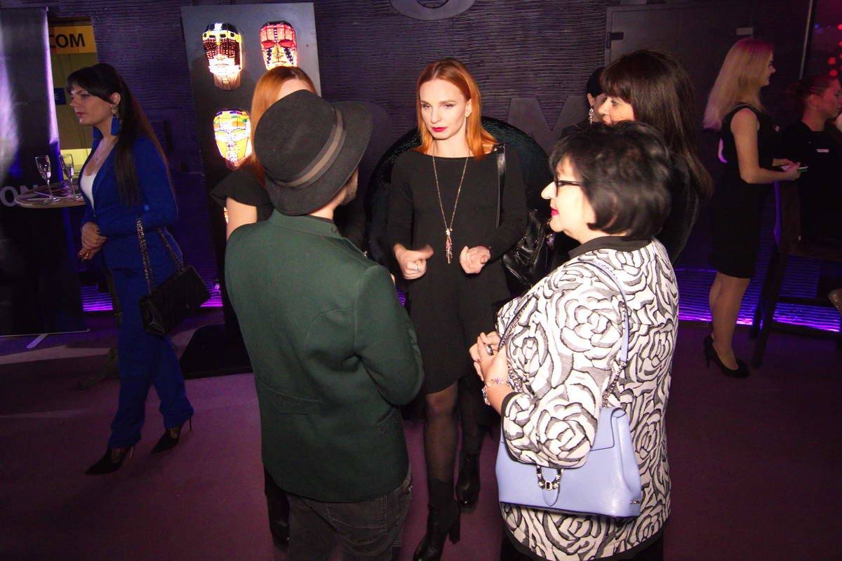 Девушки из дуэта "Анна-Мария" знакомятся с гостями