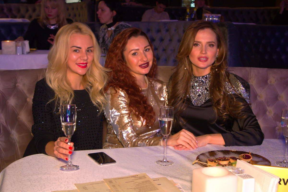 Гости рассаживаются по местам