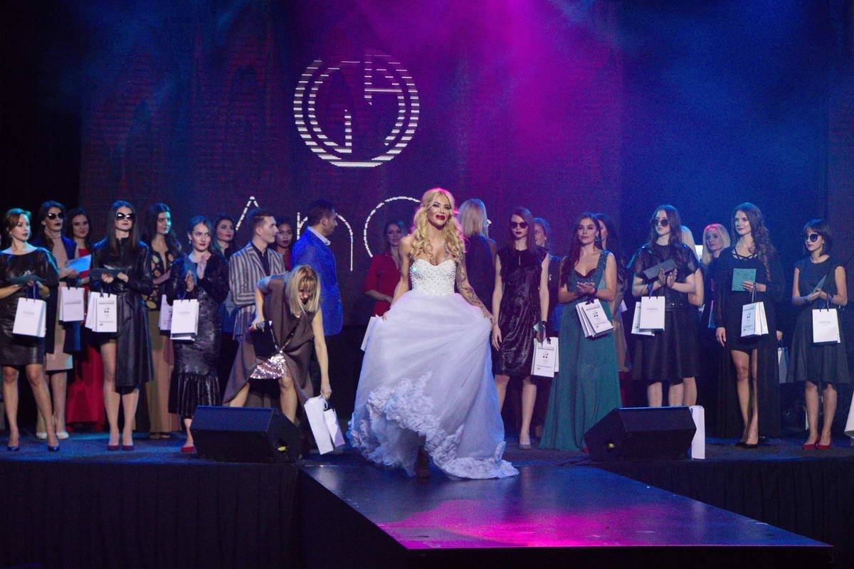 Одно из самых дорогих платьев было на ведущей Валерии Крук