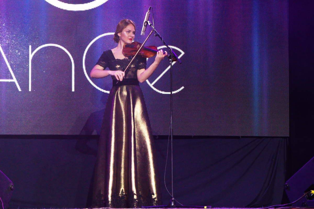 Гостей шоу развлекали классической музыкой и игрой на скрипке