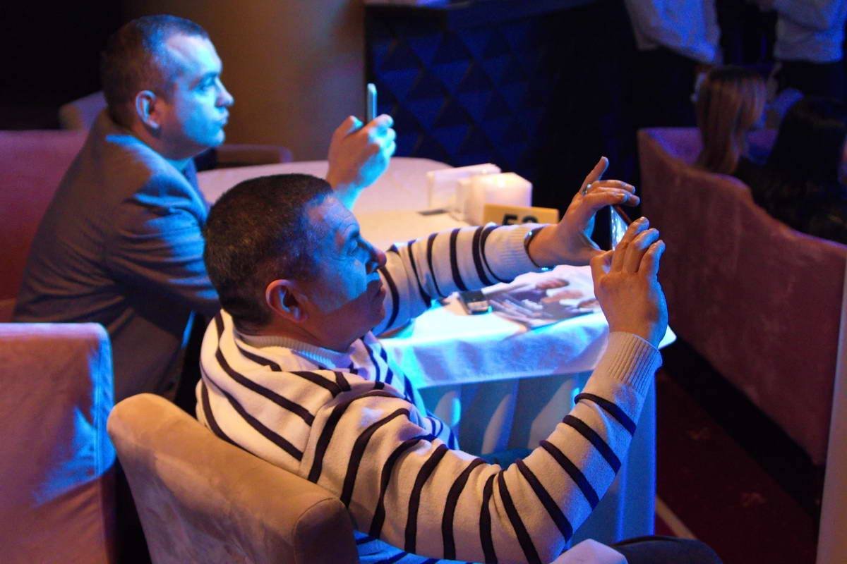 Мужчины в зале с удовольствием следили за происходящим на сцене