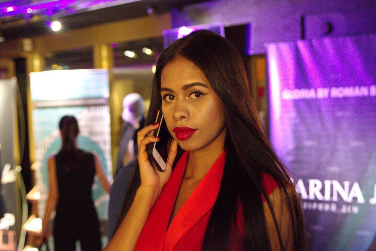 После шоу в холле продолжилась фотосессия селебретис