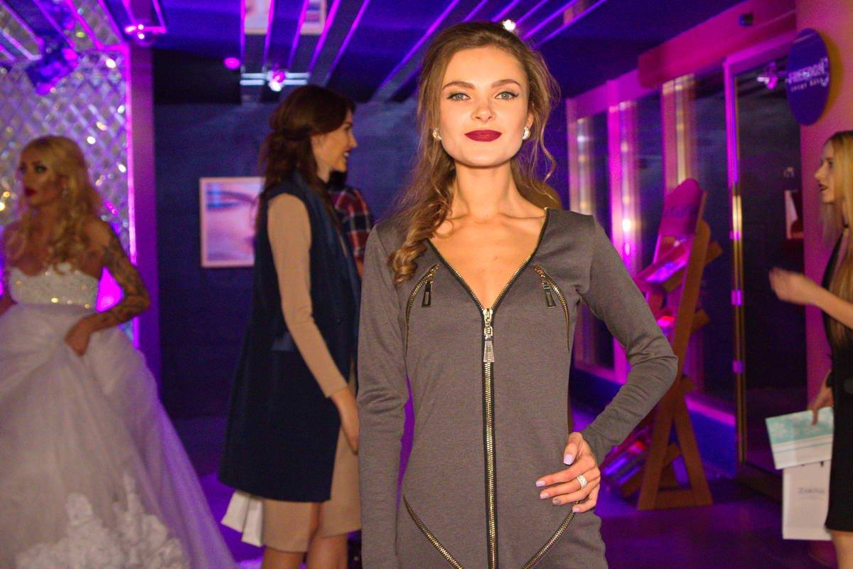 Еще одна красивая гостья модного показа