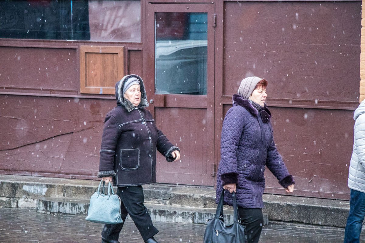 Люди встретили снег, идя на работу