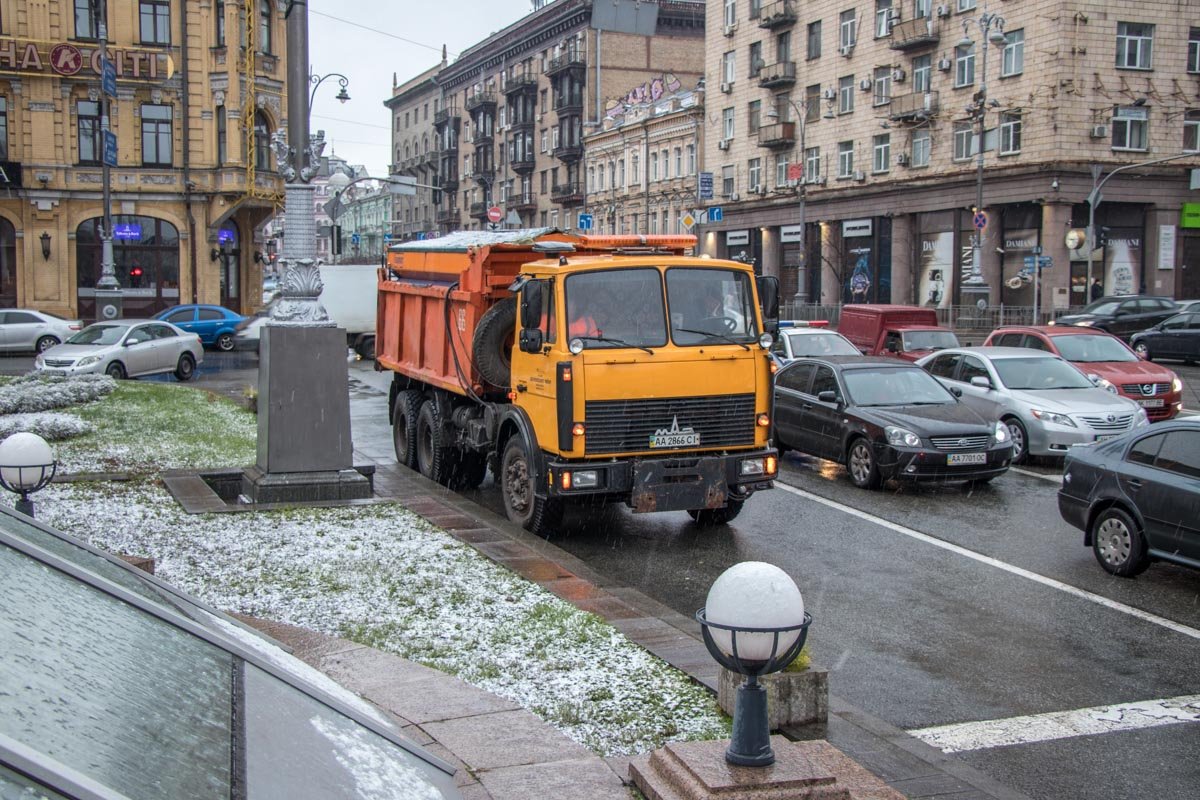 Зеленые газоны "укрылись" белым одеялом