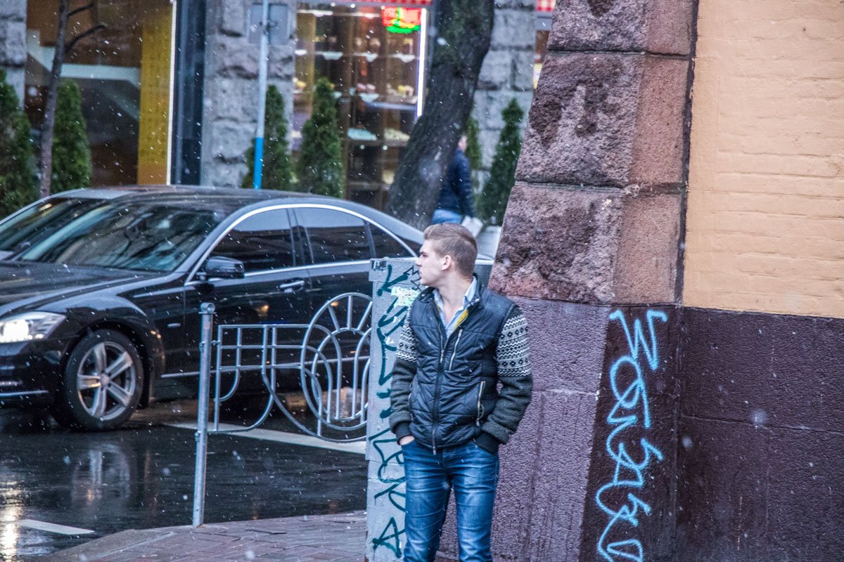 Несмотря на холодную погоду, некоторые люди не спешат тепло одеваться