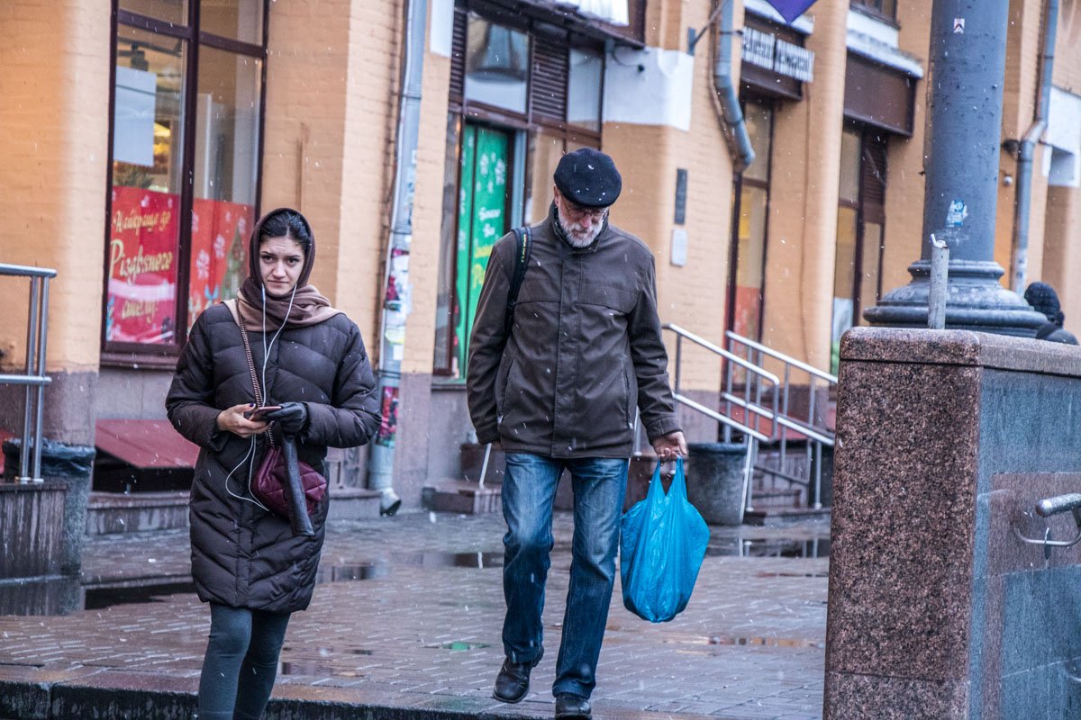 Люди укутываются в теплые шарфы