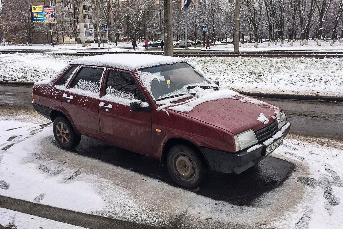 10-летний мальчик переходил дорогу вместе с мамой на пешеходном переходе