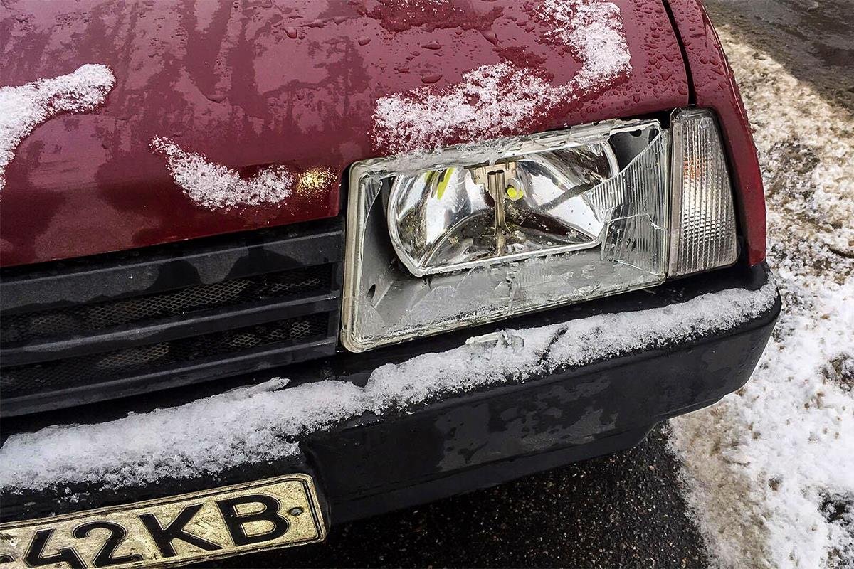 Ребенок повредил руку, поскольку ею разбил фару машины. Малыш очень испугался