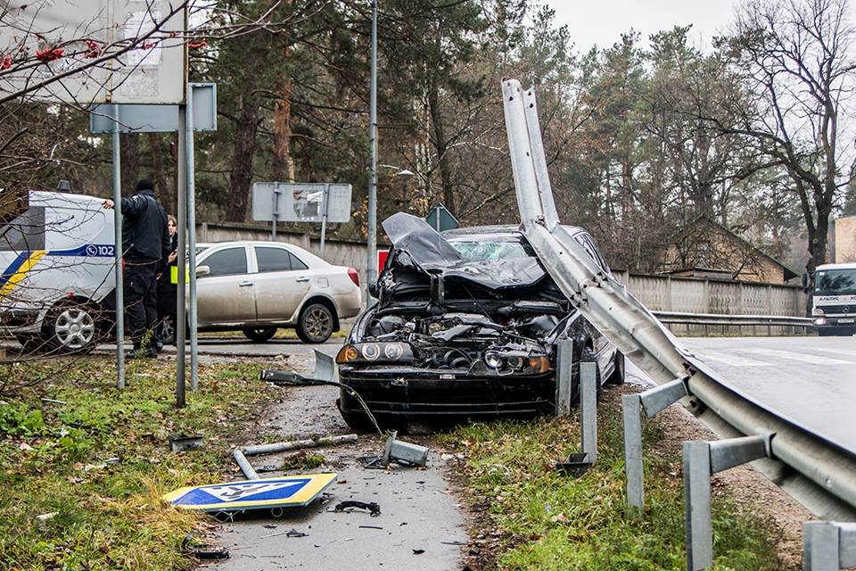 Лишь то, что отбойник имел форму "петли", спасло водителя от сквозного ранения