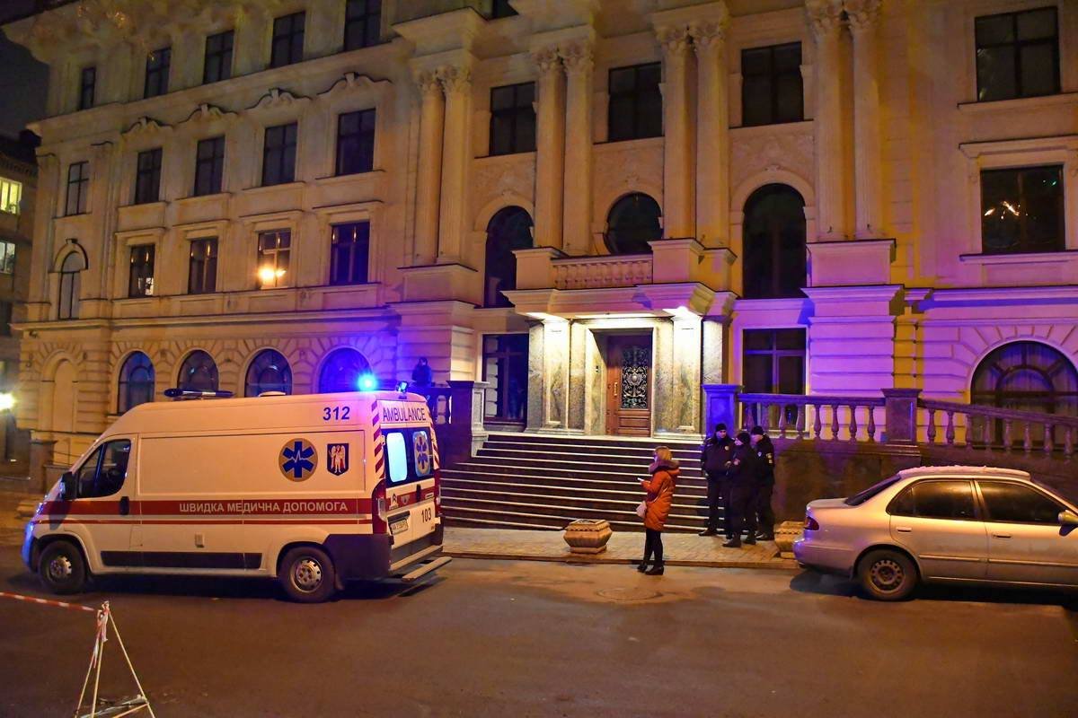 На улице Первомайского,7 мужчина упал на ступеньки