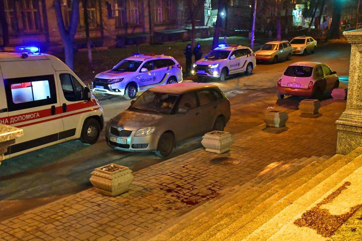 Прохожие увидели кровь и вызвали скорую