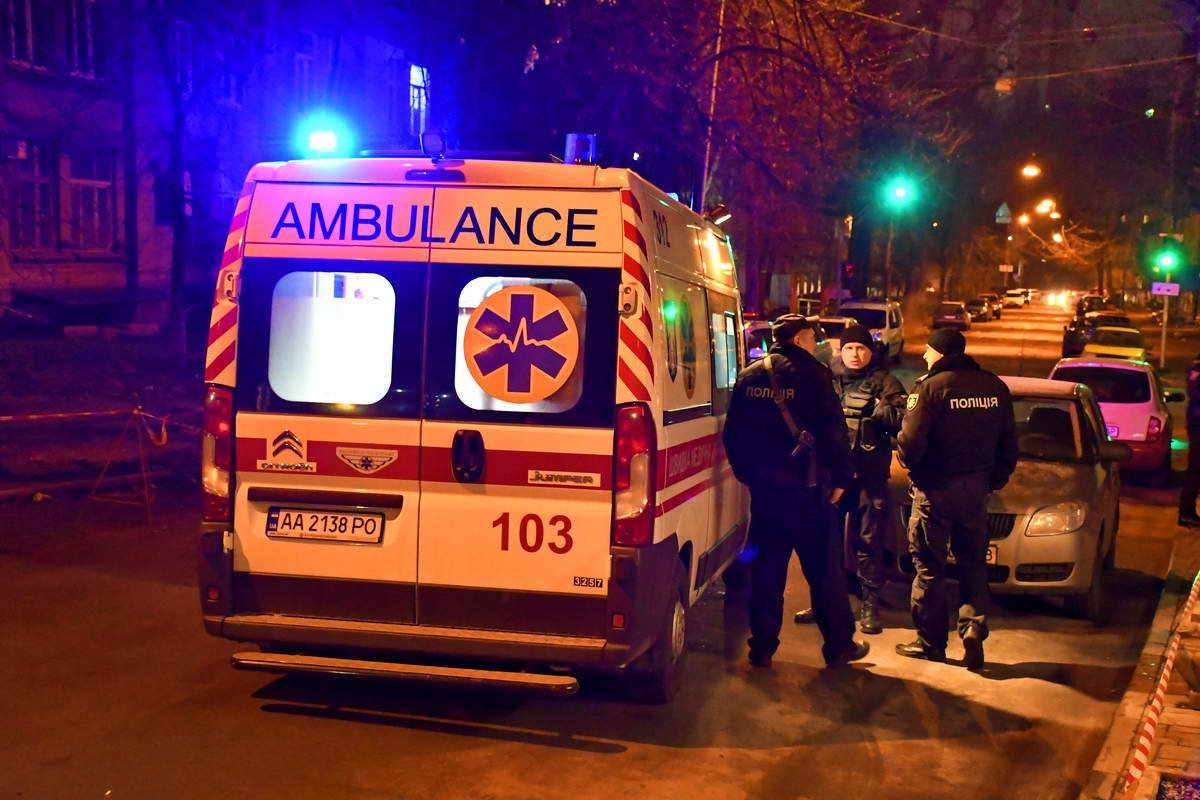 Медики оказывали первую помощь на месте и затем госпитализировали